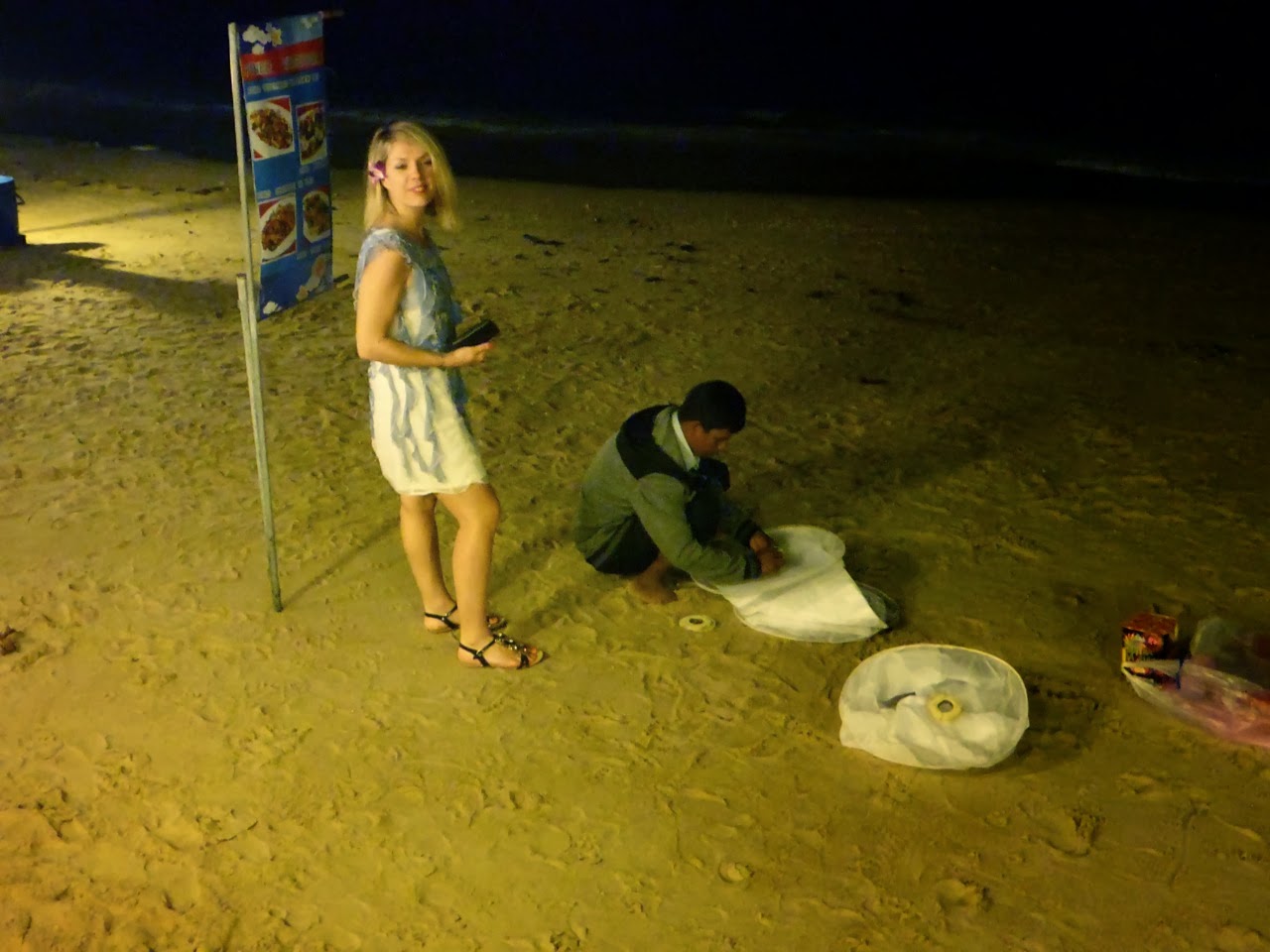 Préparation des lanternes célestes sur la plage