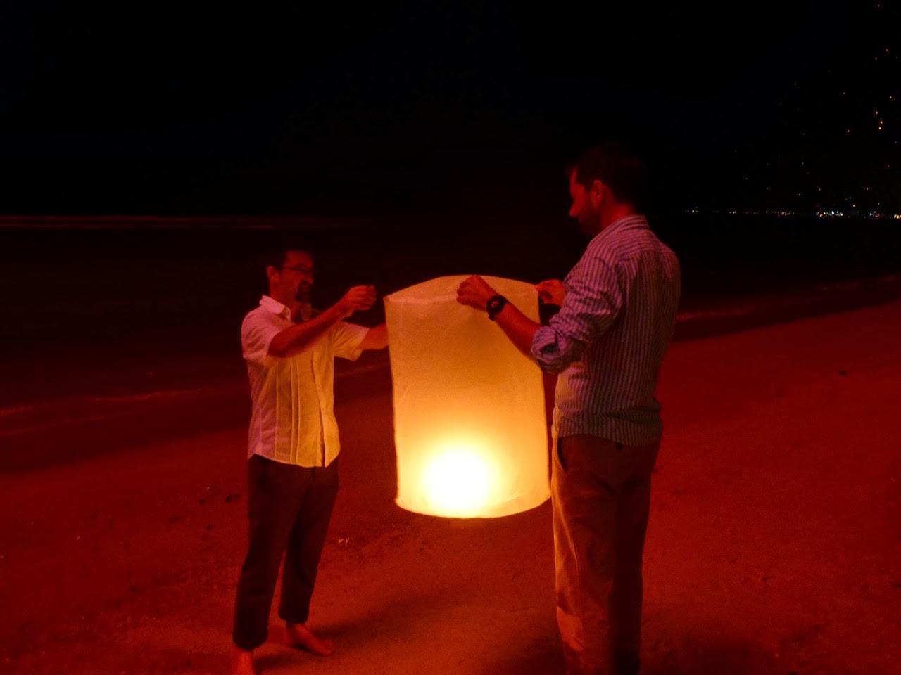 Allumage d'une lanterne céleste à minuit