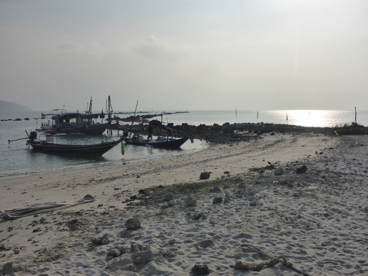 Bateaux de pêche échoués sur la plage