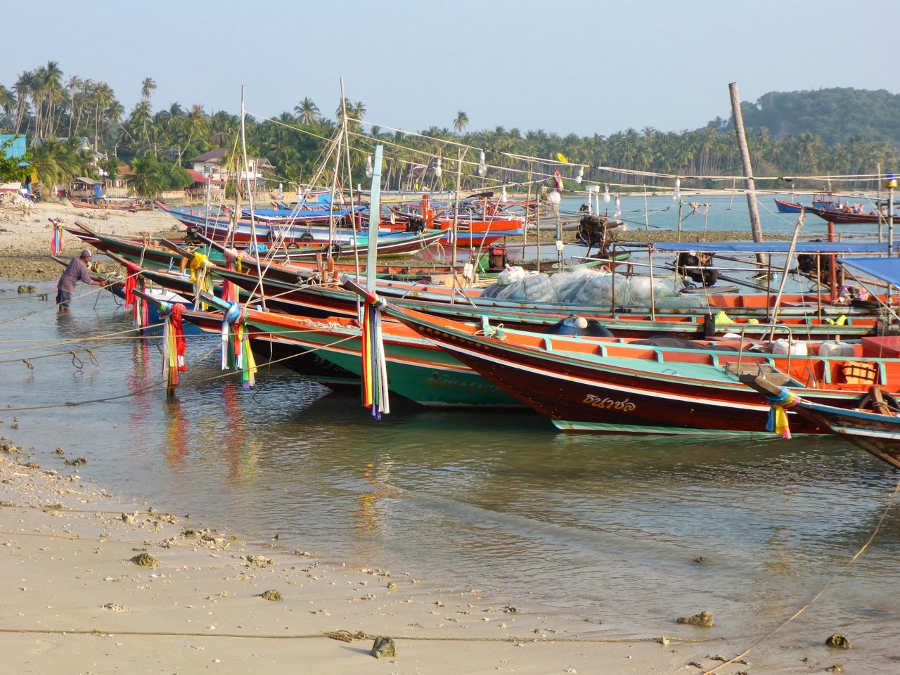Bateaux colorés dans un village de pêcheurs
