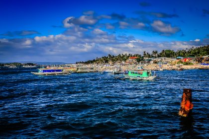 Bateaux sur la mer turquoise aux Philippines