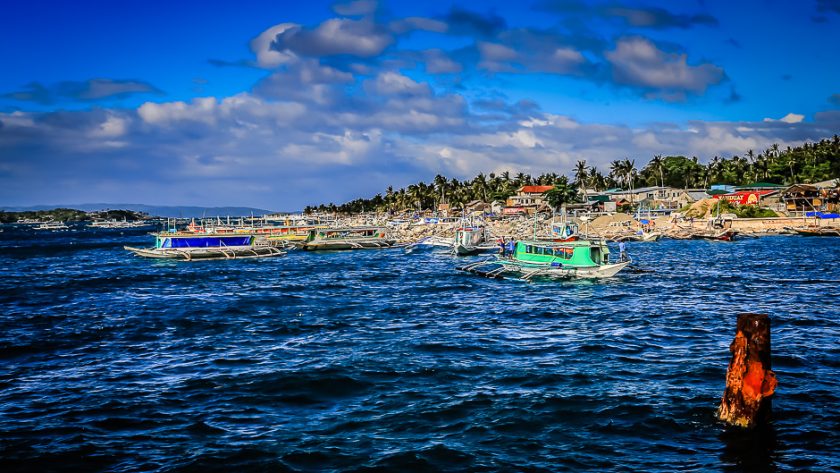 Bateaux sur la mer turquoise aux Philippines