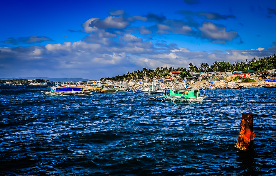 Bateaux sur la mer turquoise aux Philippines