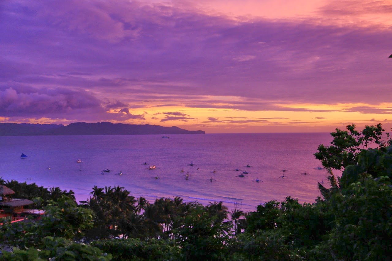 Coucher de soleil sur la mer depuis la colline