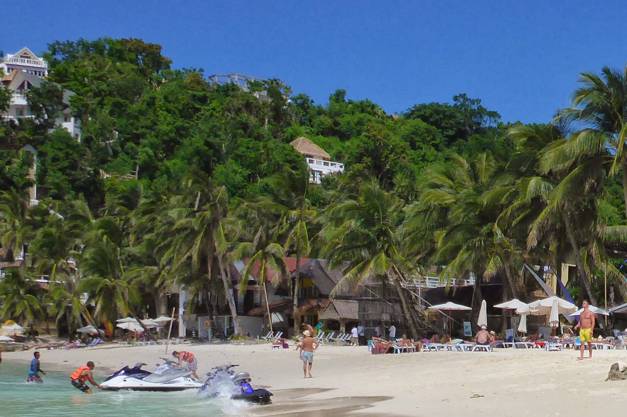 Plage de sable blanc et cocotiers à Boracay, aux Philippines