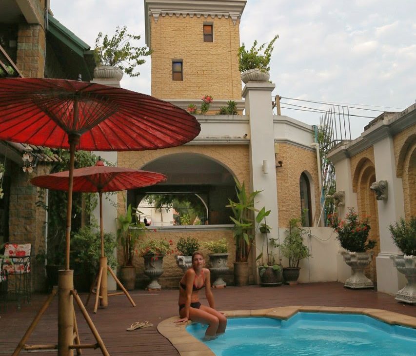 Piscine et tour de l'hôtel The Castle à Chiang Mai