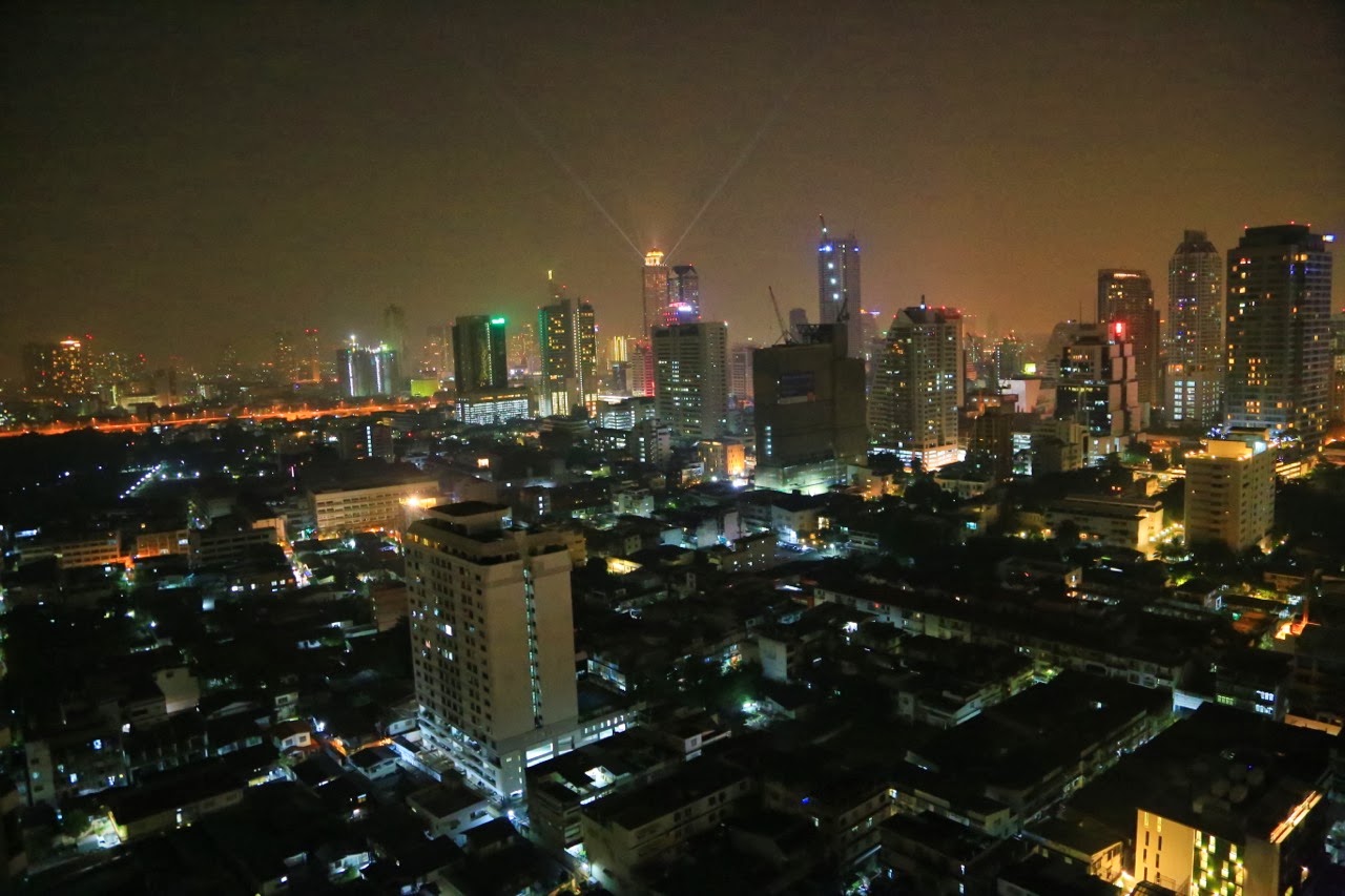 Vue nocturne sur Bangkok depuis notre suite de l'Anantara Sathorn