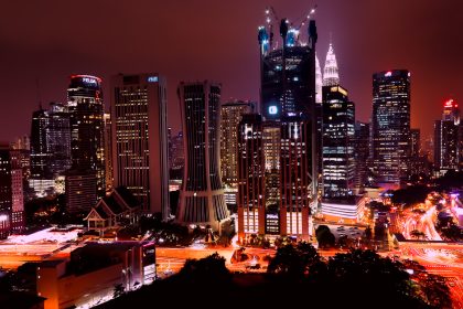 Les tours de Kuala Lumpur illuminées la nuit