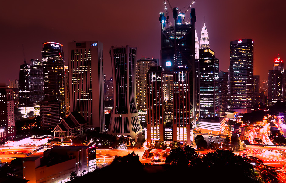 Les tours de Kuala Lumpur illuminées la nuit