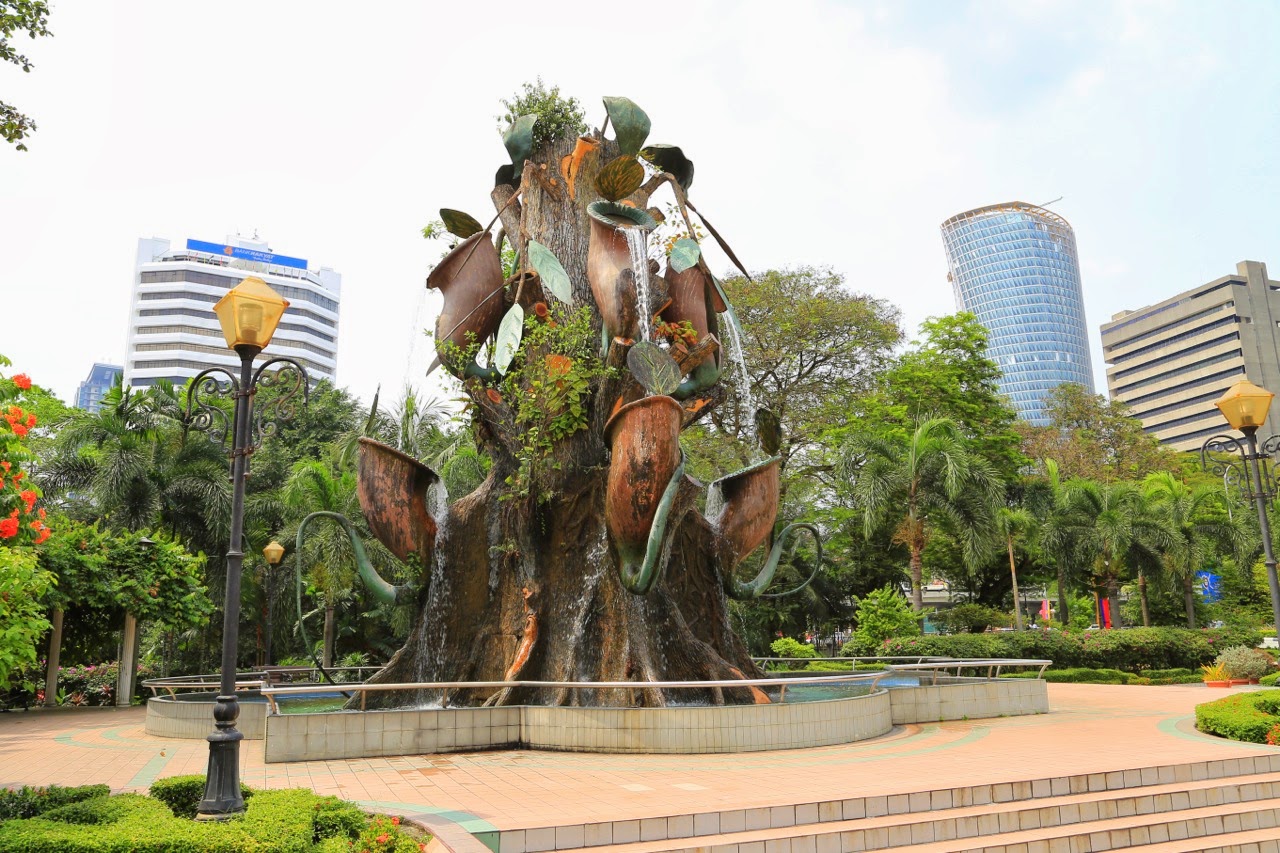 Fontaine sculptée au bord de la rivière Gombak