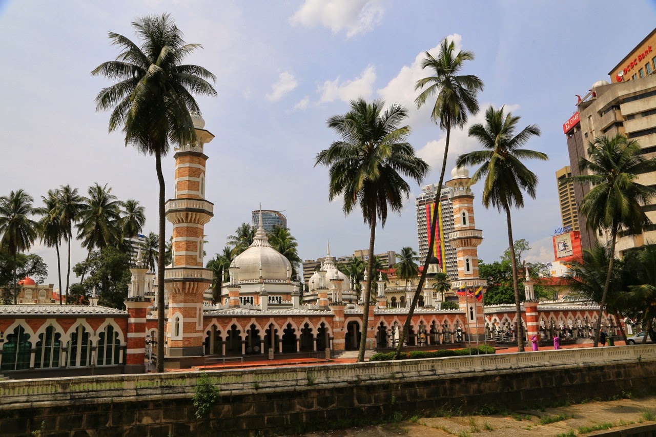 La mosquée Masjid Jamek au milieu des palmiers
