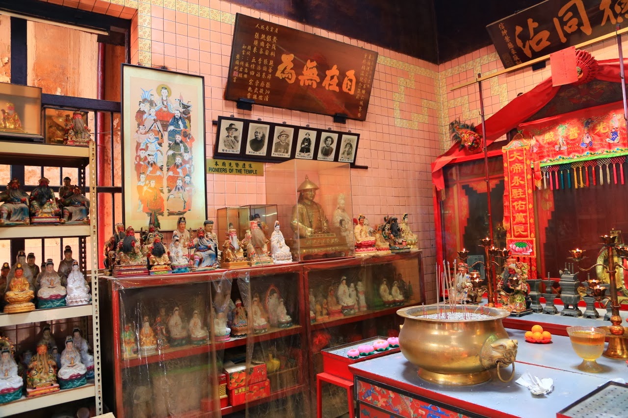Offrandes dans le temple Sze Ya