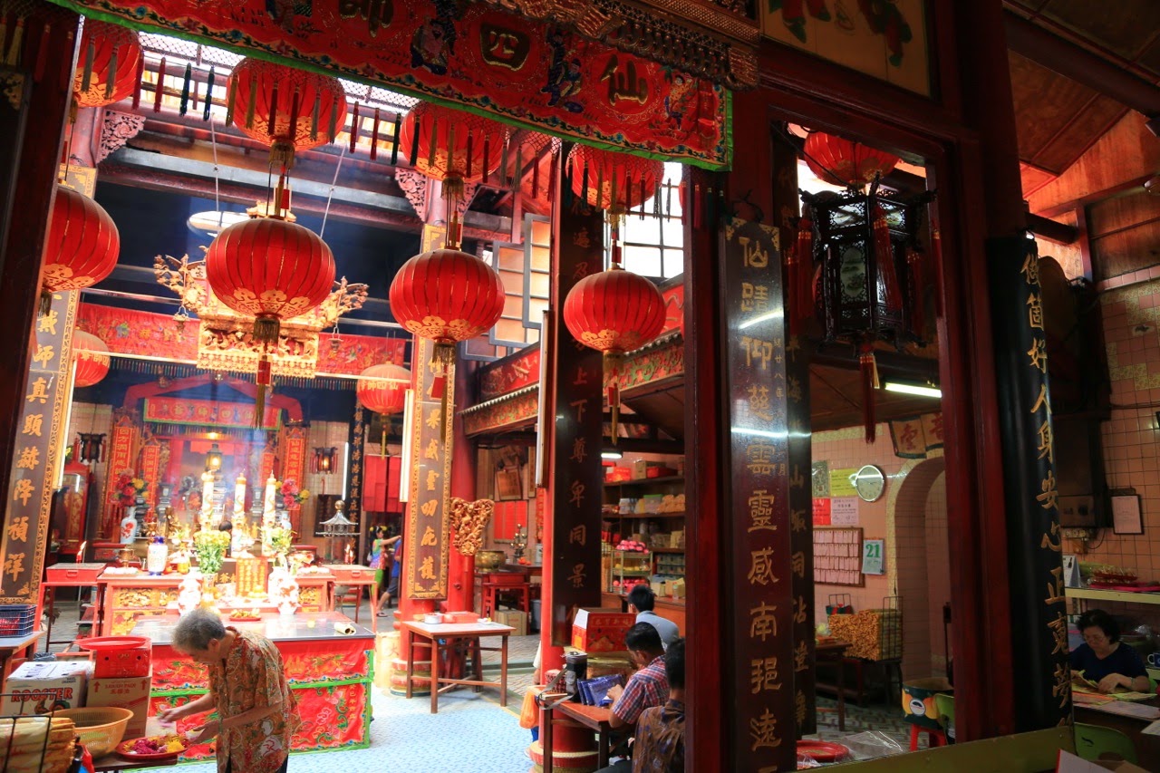 Lanternes rouges dans un temple chinois