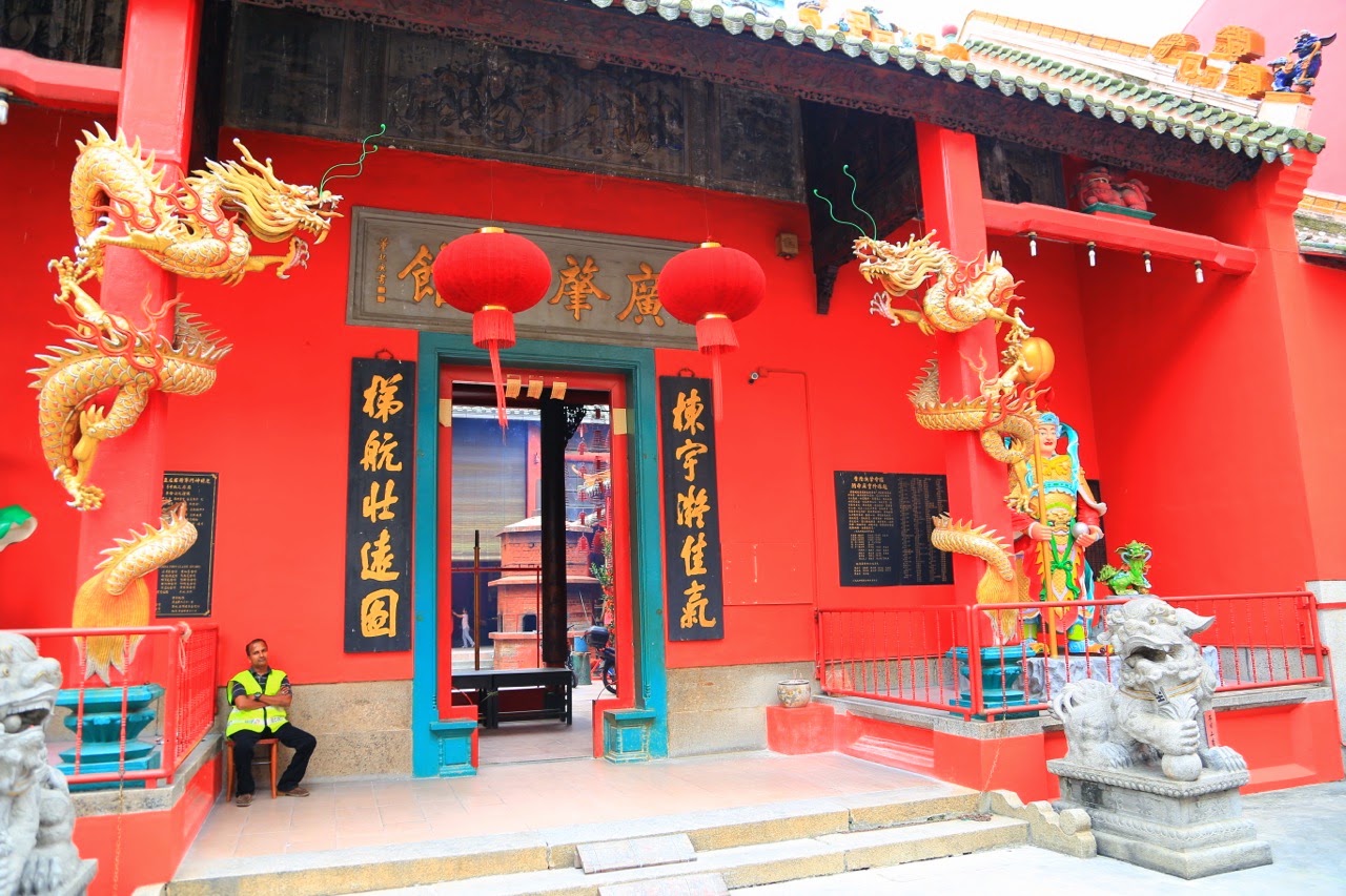 Temple chinois rouge et or