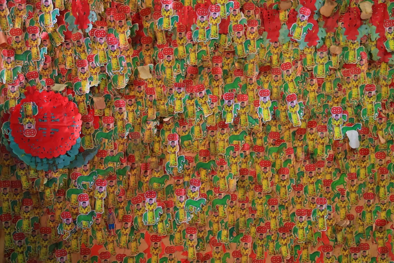 Plafond couvert de rubans de prières