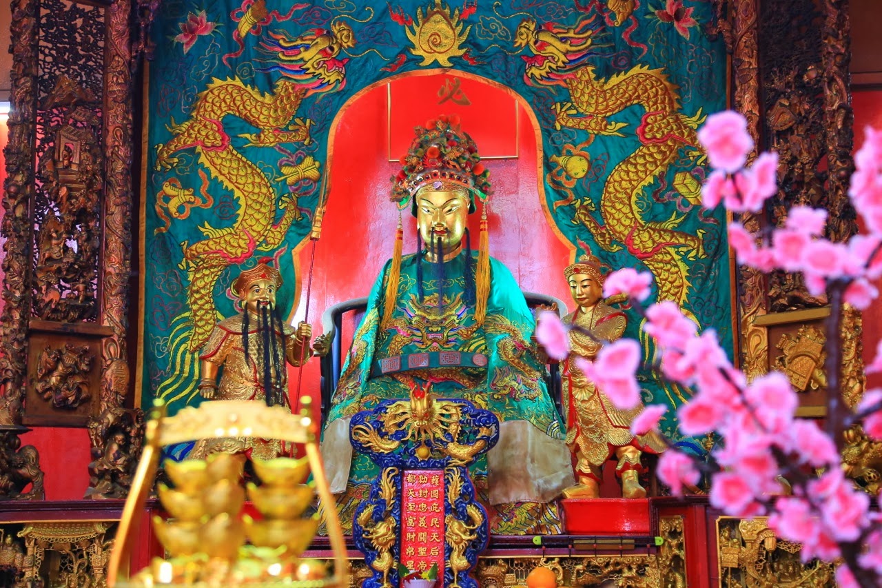Divinité dorée dans un temple de Chinatown