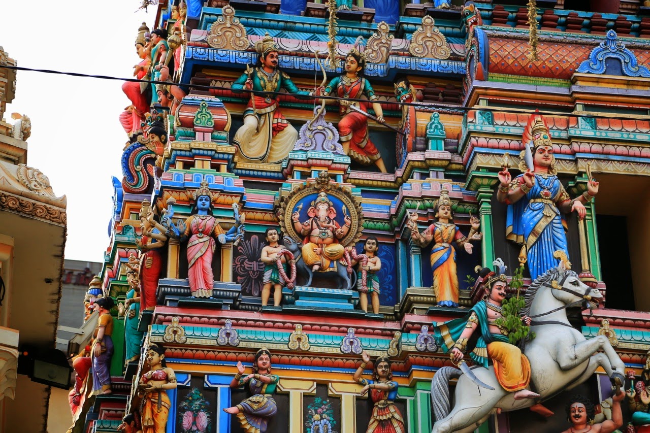 Figurines colorées du temple tamoul Sri Mahamariamman