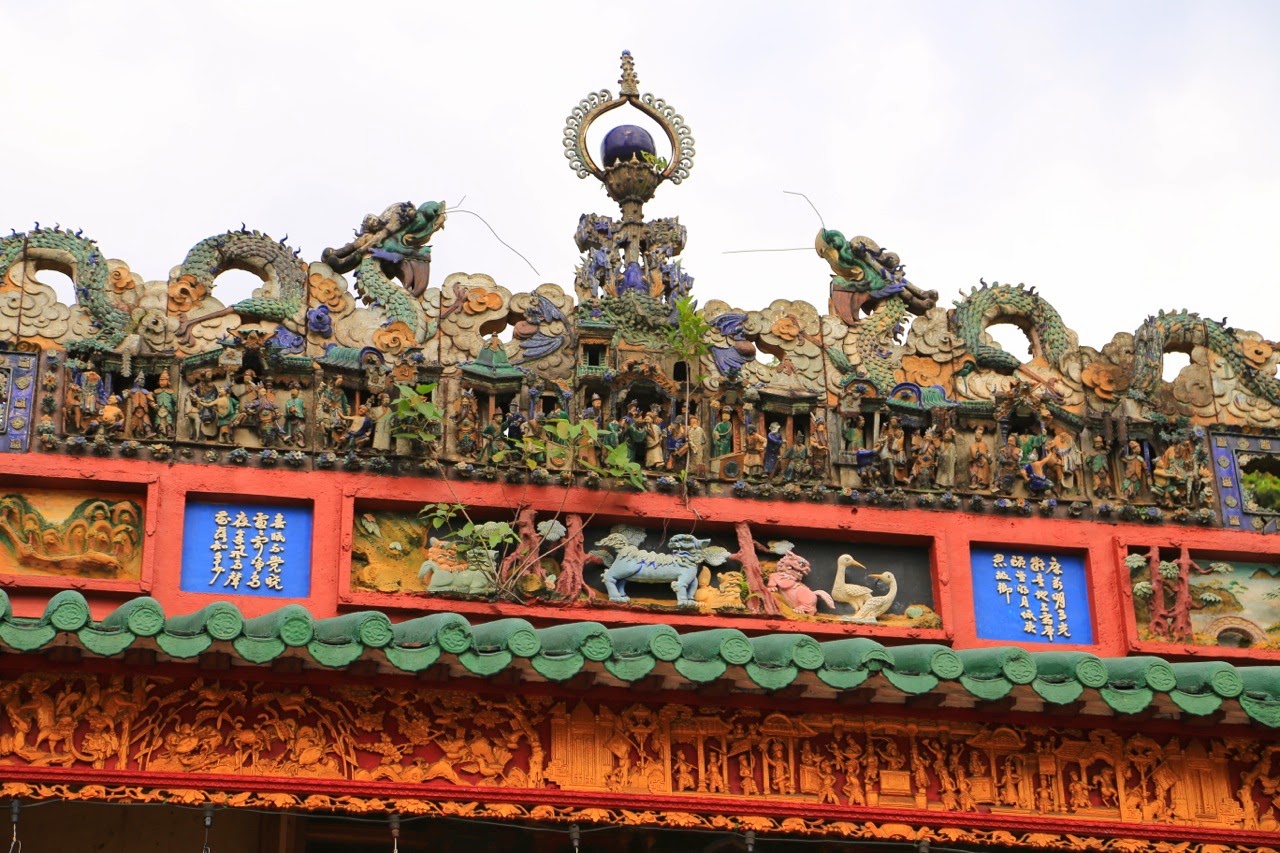Statuettes en poterie sur le toit du temple