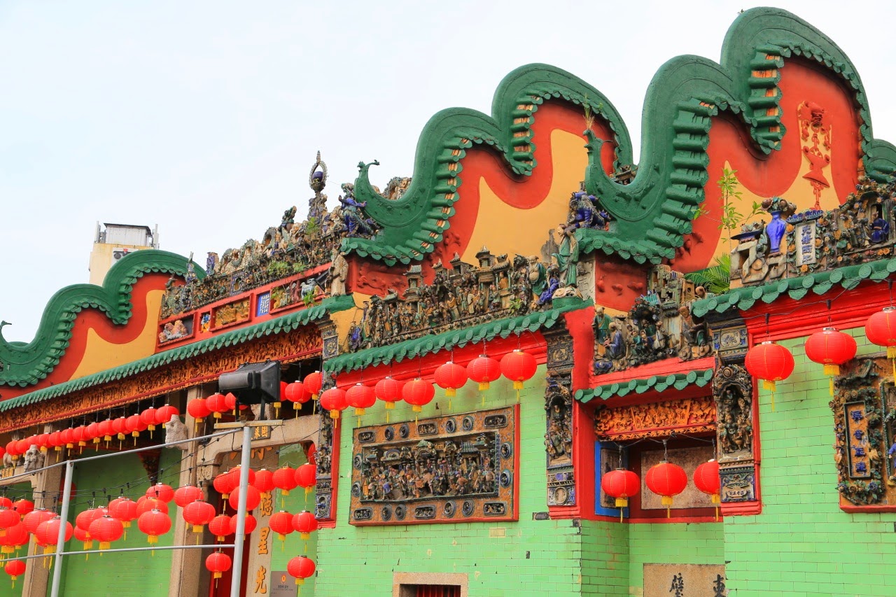 Toit vert orné de céramiques du temple Chan See Shu Yuen