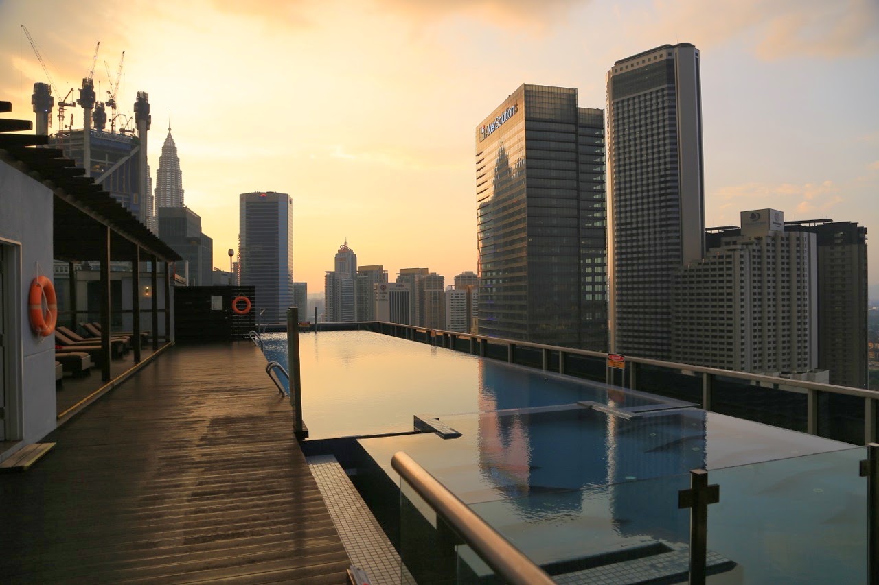 La piscine sur le toit de notre hôtel au coucher du soleil