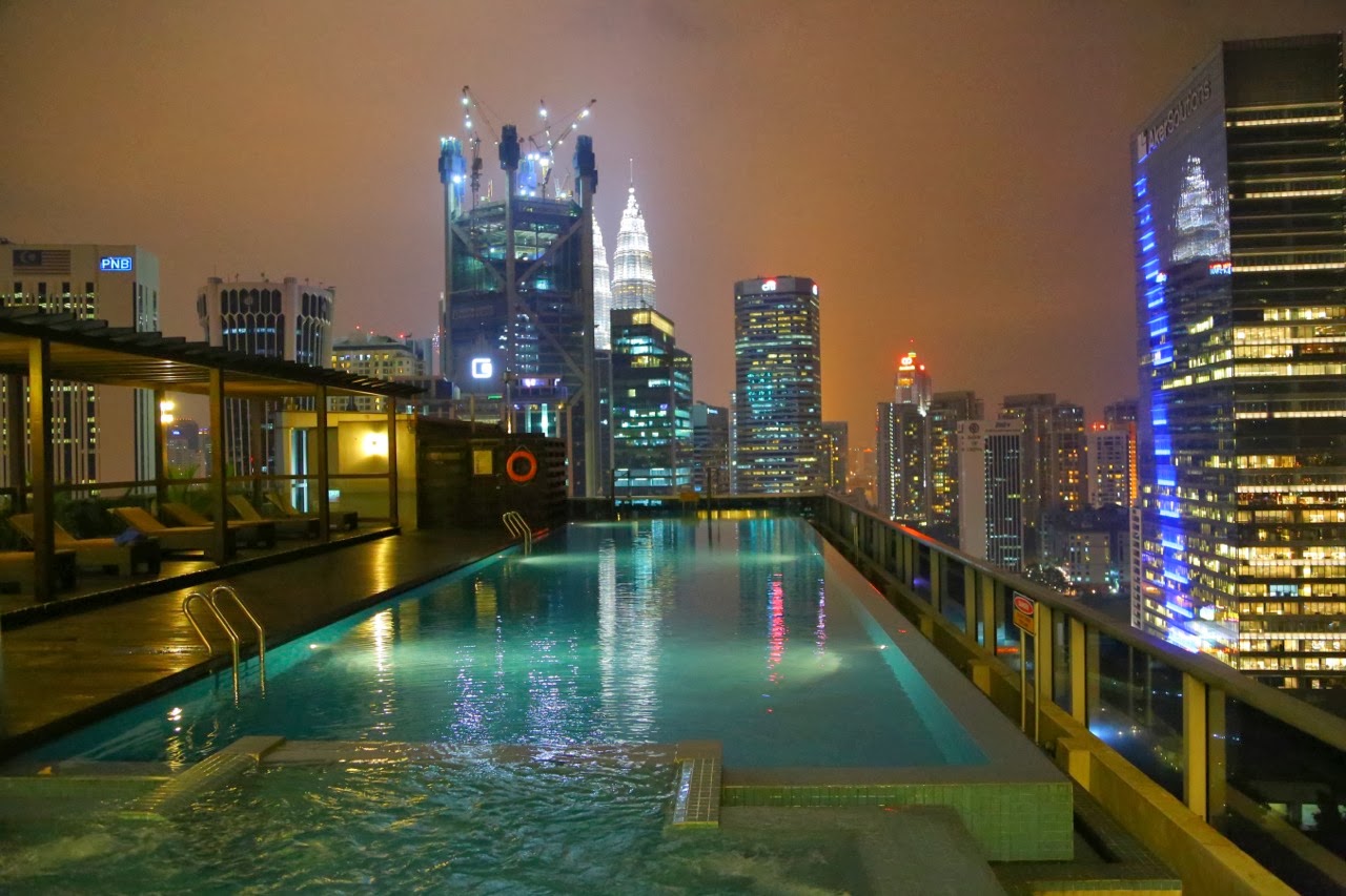 Piscine sur le toit face aux gratte-ciel de Kuala Lumpur