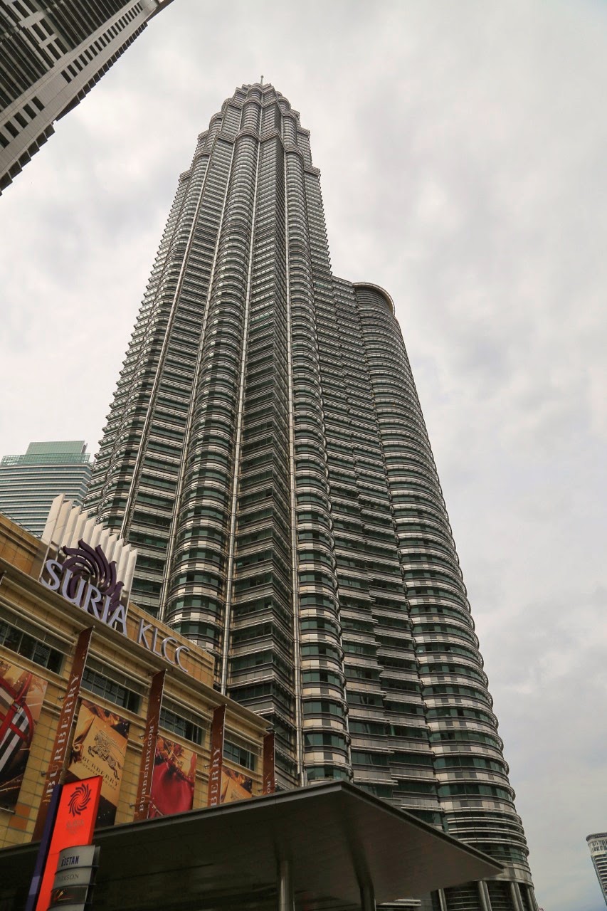 Une tour Petronas vue d'en bas