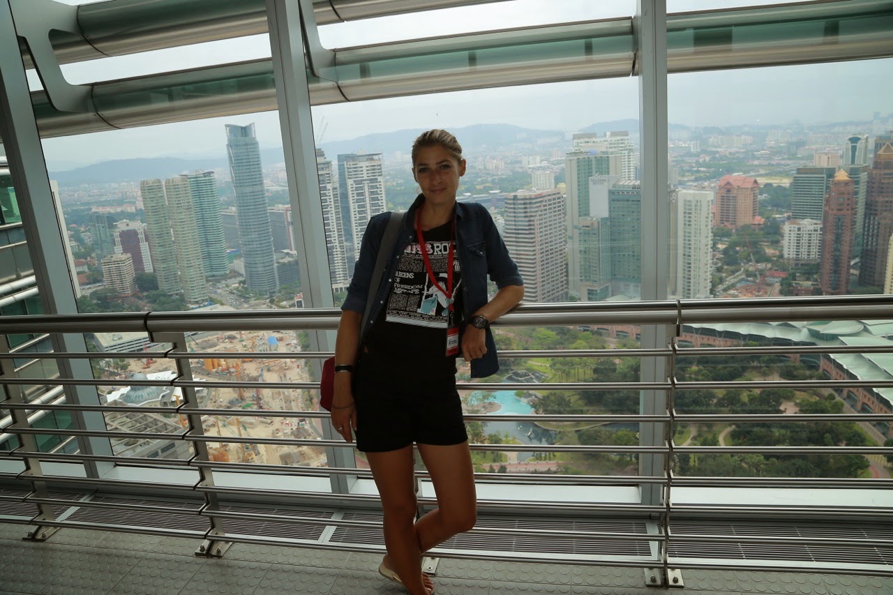 Sur le Skybridge entre les deux tours