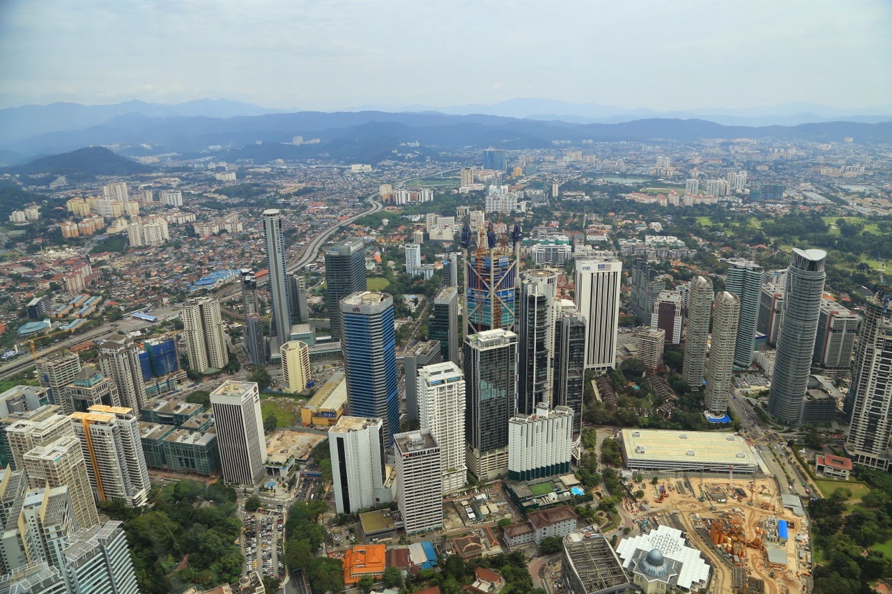 Panorama sur la ville et les collines