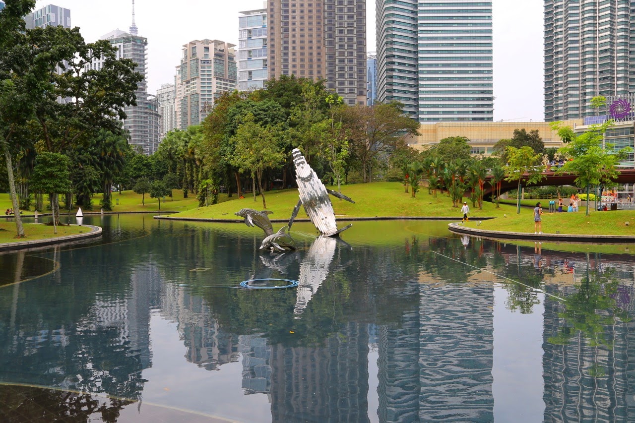 Le lac du parc KLCC et ses reflets