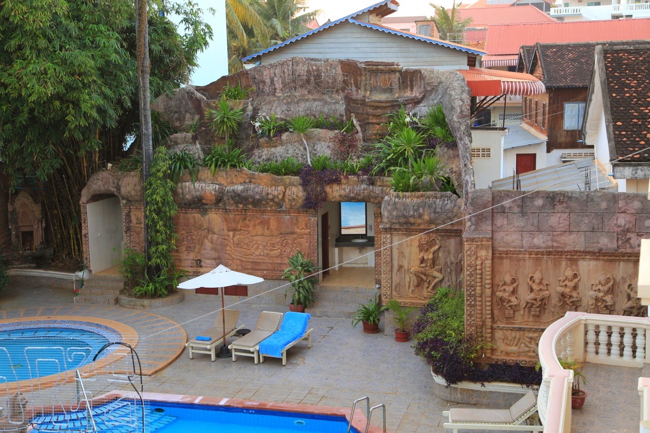 Cour et piscine de l'hôtel