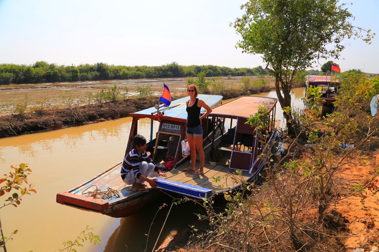 Pêcheurs sur la rivière près du port