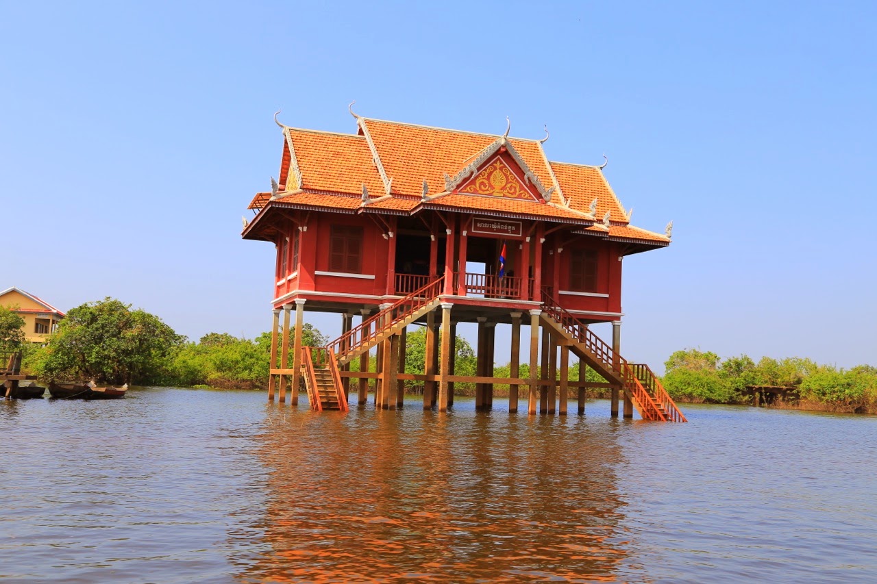 Maison colorée perchée sur ses pilotis
