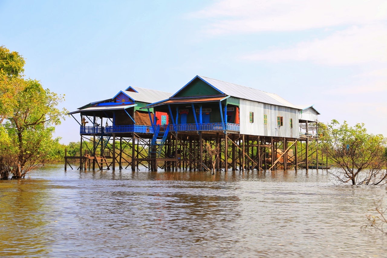 Maison bleue sur pilotis au bord de l'eau