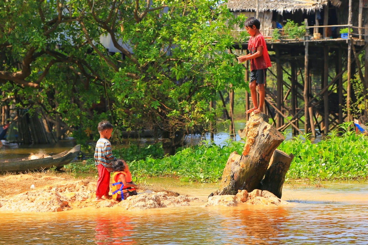 Enfants jouant au bord de la rivière