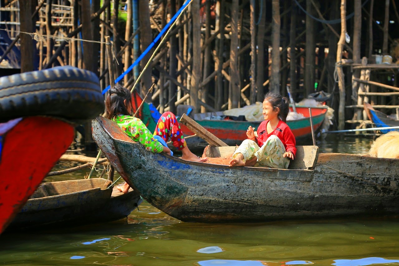 Barque colorée amarrée au village