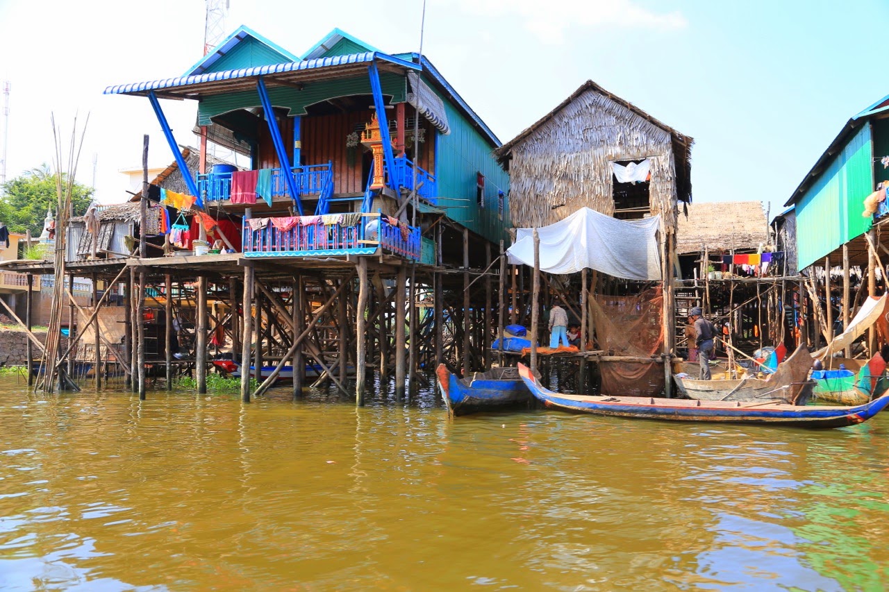 Habitations sur pilotis et linge qui sèche
