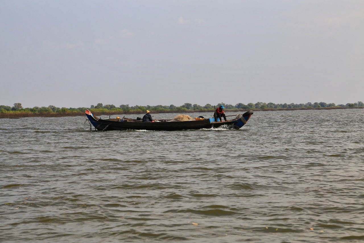 Barque de pêcheurs sur le lac Tonlé Sap
