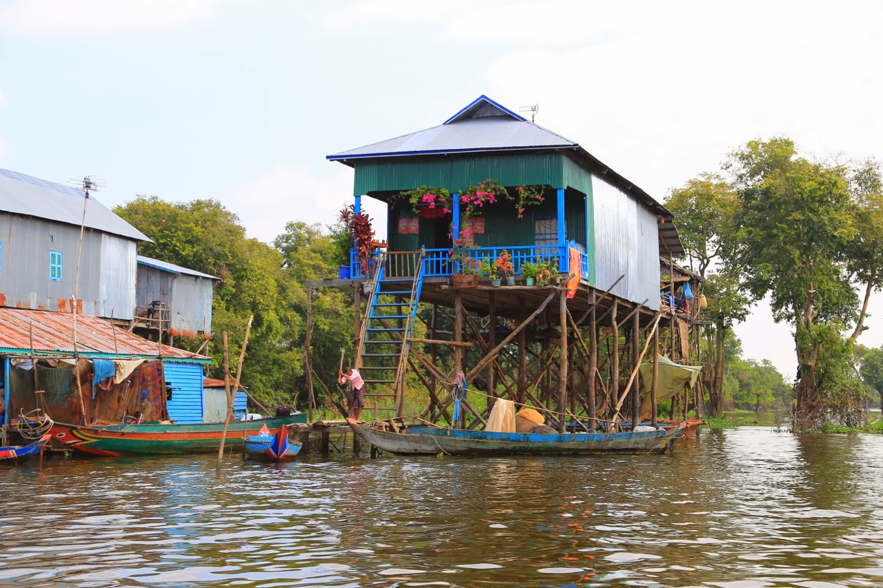 Maison colorée au bord de la rivière