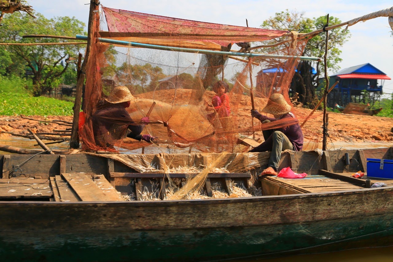Bateau de pêche chargé de filets