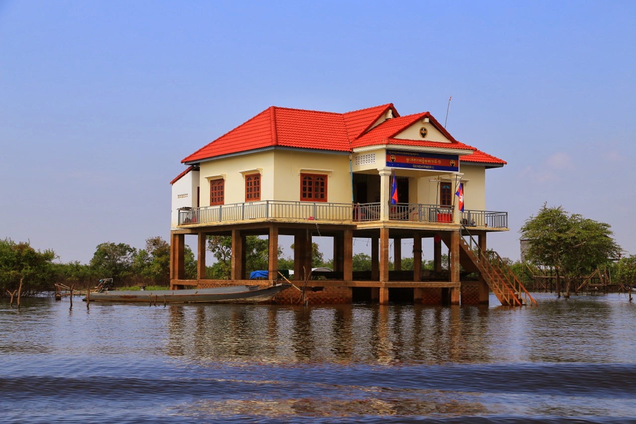 Maison sur pilotis au toit rouge