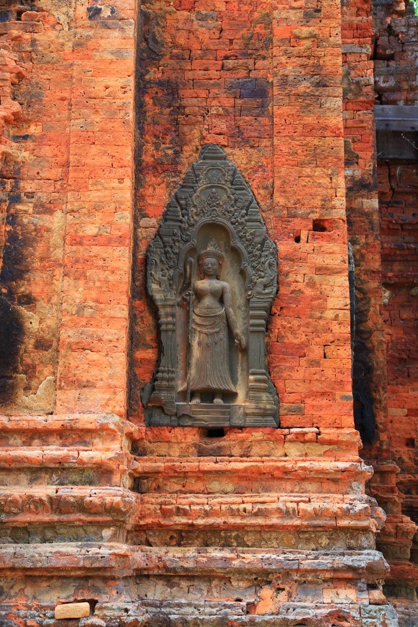 Fausse porte sculptée d'une tour de Lolei
