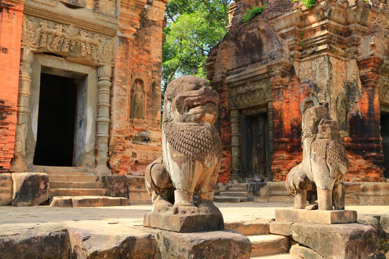 Lions gardiens devant une tour du Preah Ko