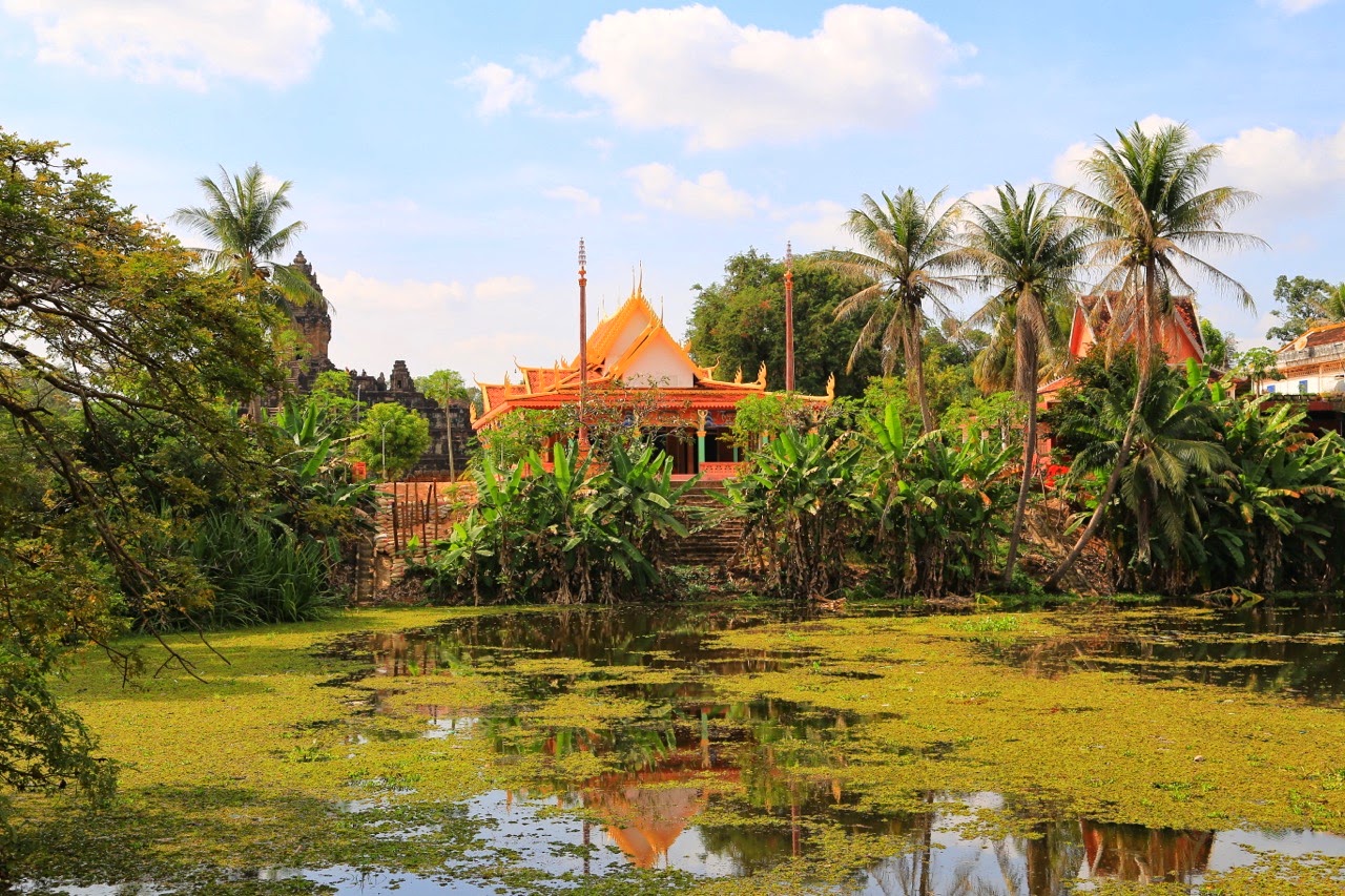 Bassin devant un temple moderne