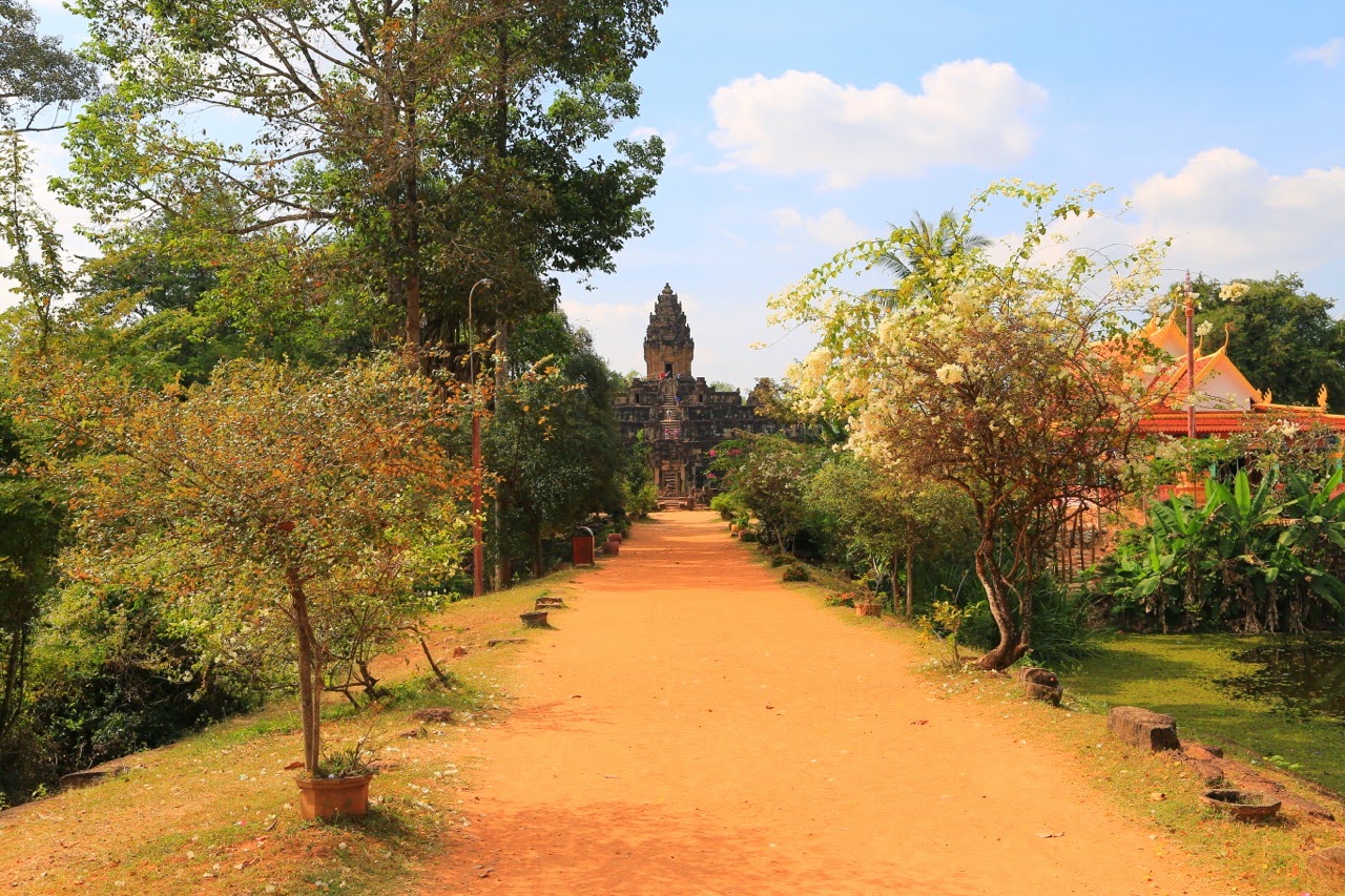 Allée menant au Bakong