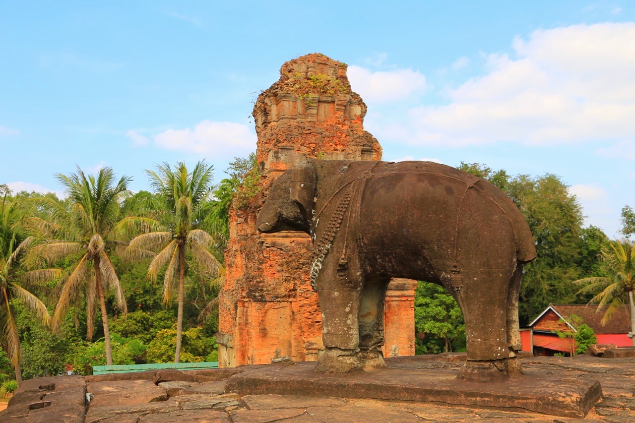 Éléphant de pierre au Bakong