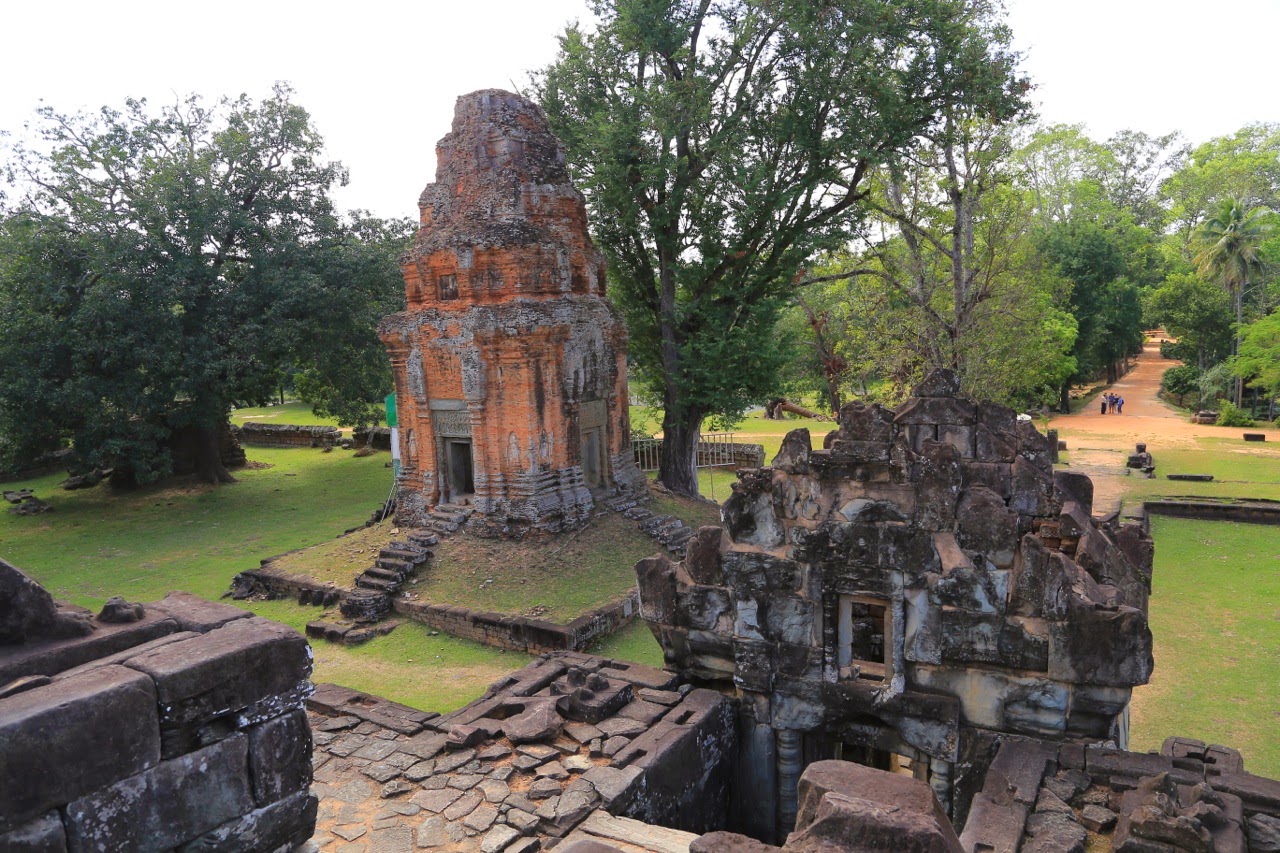 Tours en brique autour du Bakong