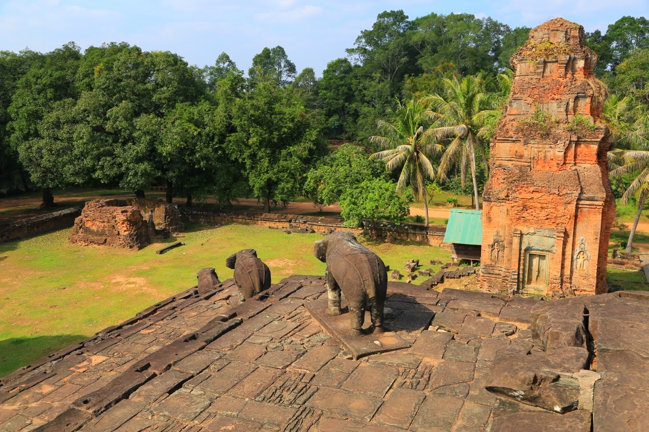 Tour en brique et éléphant au Bakong