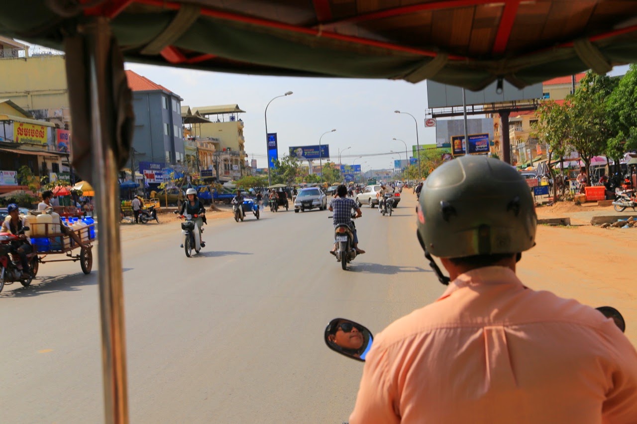 En tuk-tuk sur la route de Kompong Phluk