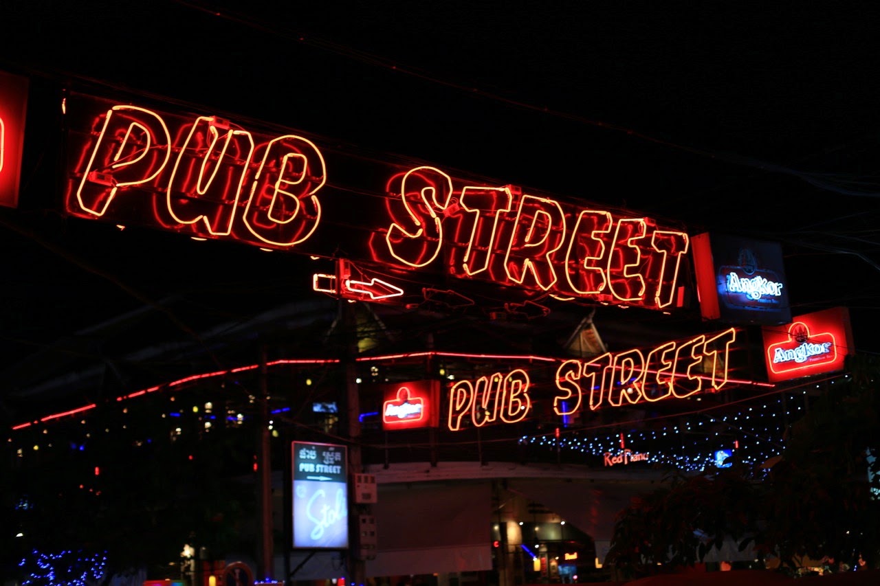 L'enseigne lumineuse de Pub Street à Siem Reap