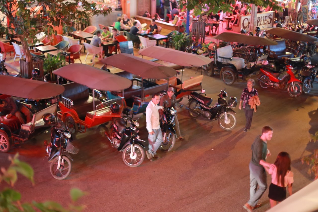 Tuk-tuks dans la rue le soir du réveillon